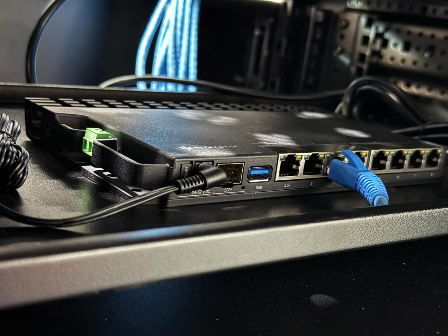 Wi-Fi 6 และ MikroTik Gateway บริษัทกระจกยักษ์ใหญ่ บางแสน 9