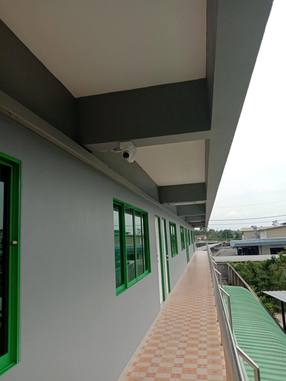 Wi-Fi, กล้องวงจรปิด และตู้สาขาโทรศัพท์ โรงแรมลารูท 13