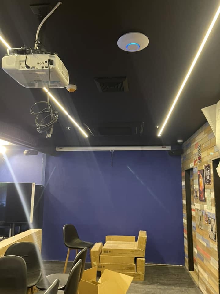 กล้องวงจรปิด 14 จุด และ Wi-Fi 6 ร้านอาหารและบาร์ 10