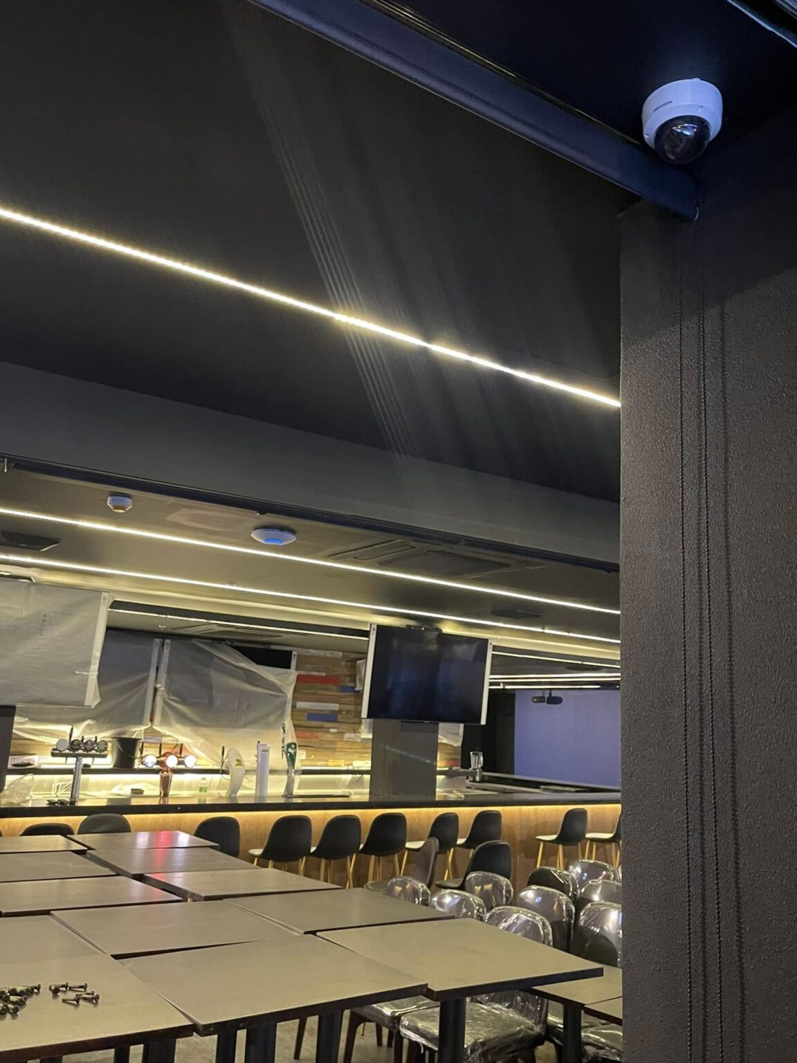 กล้องวงจรปิด 14 จุด และ Wi-Fi 6 ร้านอาหารและบาร์ 11