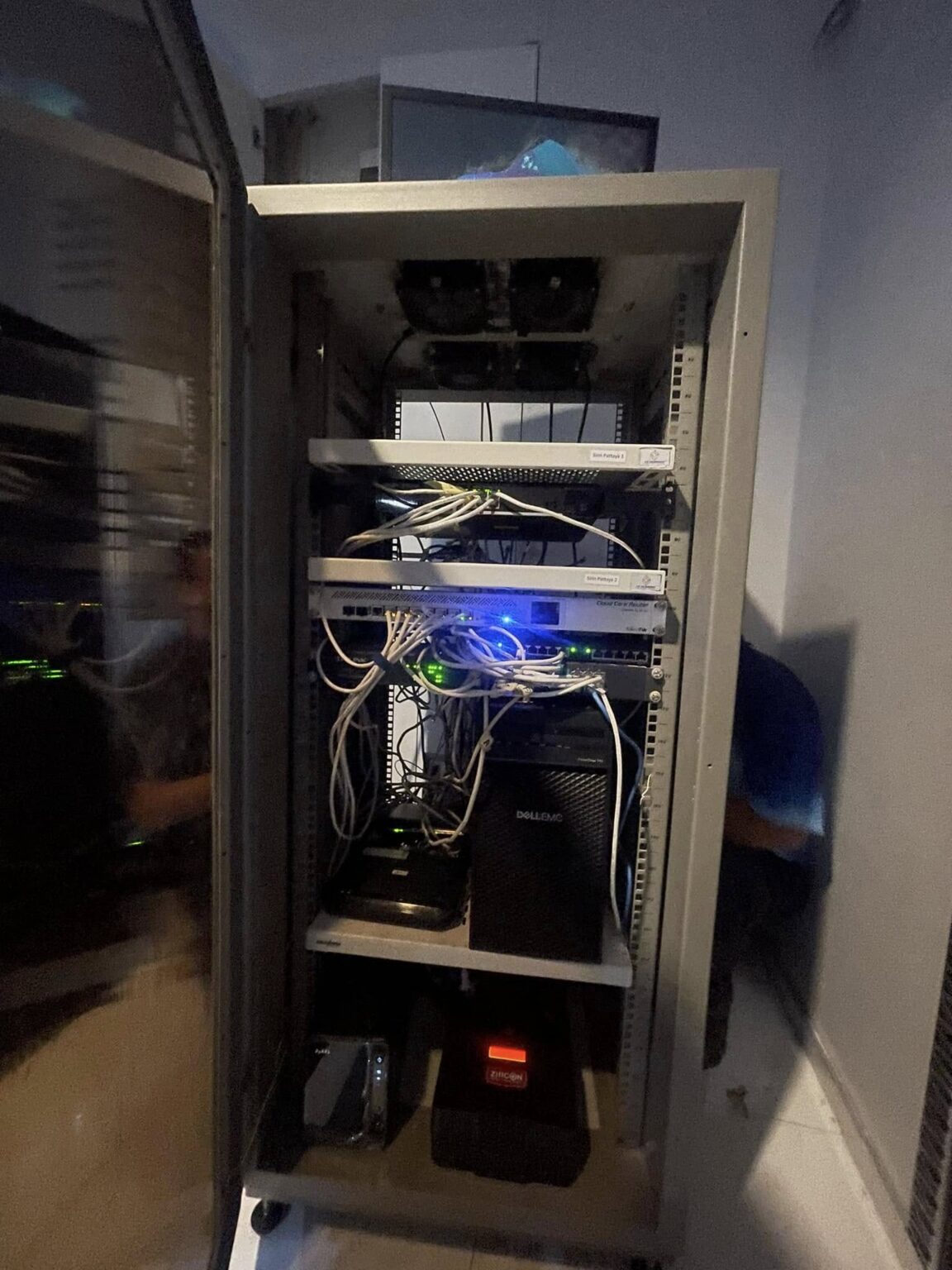 Wi-Fi ทุกห้องและจัดตู้ Rack โรงแรม Sirin Exclusive พัทยา 8
