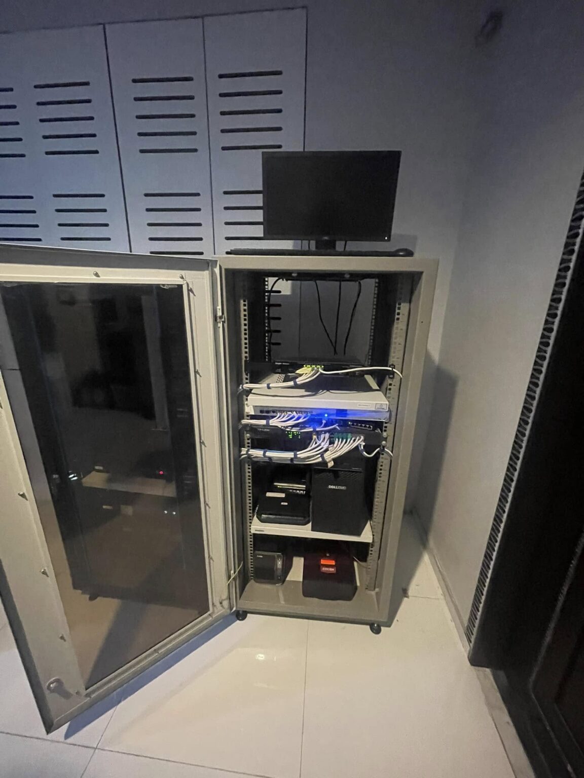 Wi-Fi ทุกห้องและจัดตู้ Rack โรงแรม Sirin Exclusive พัทยา 14